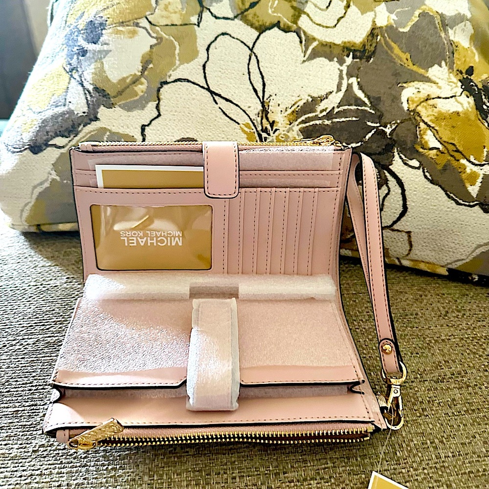 Michael Kors Wristlet. Large Jet Set Blush Multi Huge organization - Picture 7 of 15